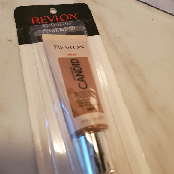 Revlon Candid Foundation - Picture 2 of 6